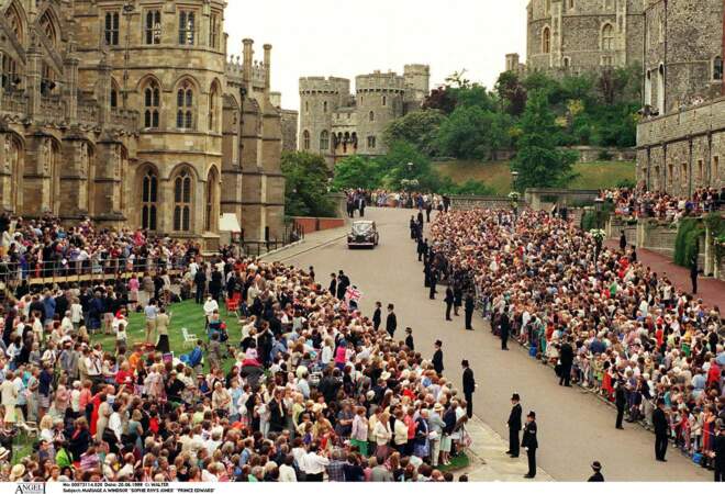 Le prince Edward et Sophie Rhys Jones se marient le 19 juin 1999 dans la chapelle Saint-Georges du château de Windsor (ici une vue d'ensemble de la foule qui les attend à la sortie de la cérémonie)
