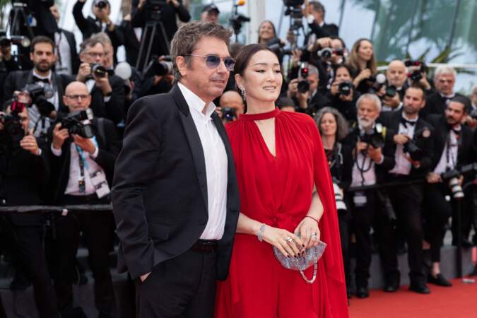 Jean-Michel Jarre et sa compagne Gong Li - Montée des marches du film "Indiana Jones et le cadran de la destinée" lors du 76ème Festival International du Film de Cannes, au Palais des Festivals à Cannes. Le 18 mai 2023.