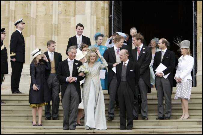 Charles III et Camilla à la sortie de la chapelle Saint-George à Windsor le 9 avril 2005