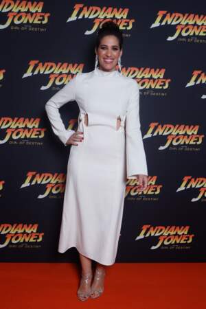 Laurie Cholewa en robe blanche ceinturée à la taille au Festival de Cannes, le 18 mai 2023
