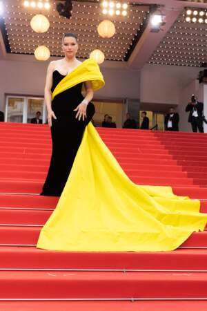 Adriana Lima et sa robe bicolore, noire et jaune vitaminée, au Festival de Cannes, le 18 mai 2023