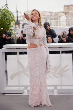 Vêtue de blanc, Ester Expósito choisit une tenue découpée au Festival de Cannes, le 19 mai 2023