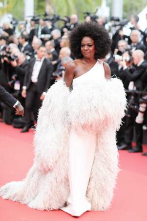 Viola Davis fait son effet grâce à une voluptueuse robe ivoire signée Valentino recouverte d'un manteau  en plumes d'autruche au Festival de Cannes, le 17 mai 2023