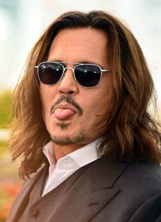 Jour 1 : Johnny Depp tire la langue aux photographes (Le 17 mai 2023, au Festival de Cannes)