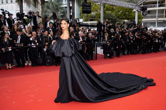 Pia Wurtzbach et sa longue traîne noire au Festival de Cannes, le 18 mai 2023