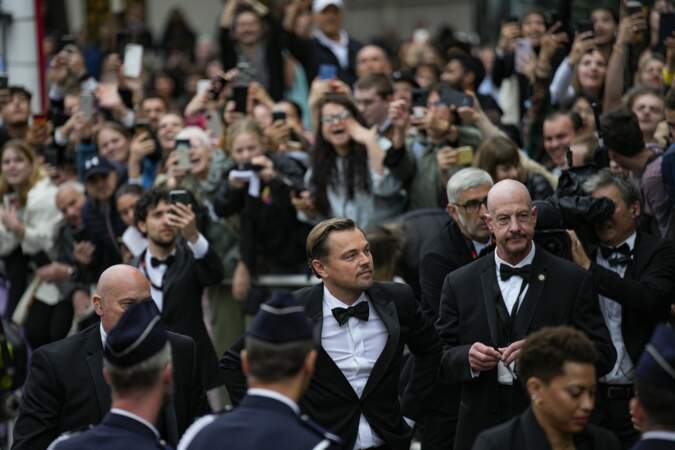 Bain de foule pour Leonardo DiCaprio avant la montée des marches du film Killers of the Flower Moon de Martin Scorsese à la 76e édition du Festival de Cannes le 20 mai 2023