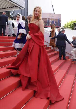Jennifer Lawrence lors de la montée des marches pour le film Anatomie d'une chute le 21 mai 2023