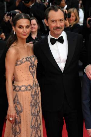 Jude Law et Alicia Vikander à la montée des marches Firebrand du Brésilien Karim Aïnouz au 76e Festival international du film de Cannes le 22 mai 2023