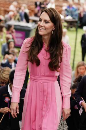 Kate Middleton lovée dans une robe chemise rose bonbon. 