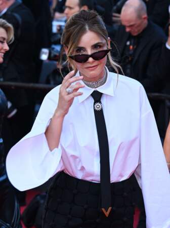 Clotilde Courau rivalise d'élégance pour la montée des marches du film Club Zéro lors du 76ème Festival de Cannes, le 22 mai 2023