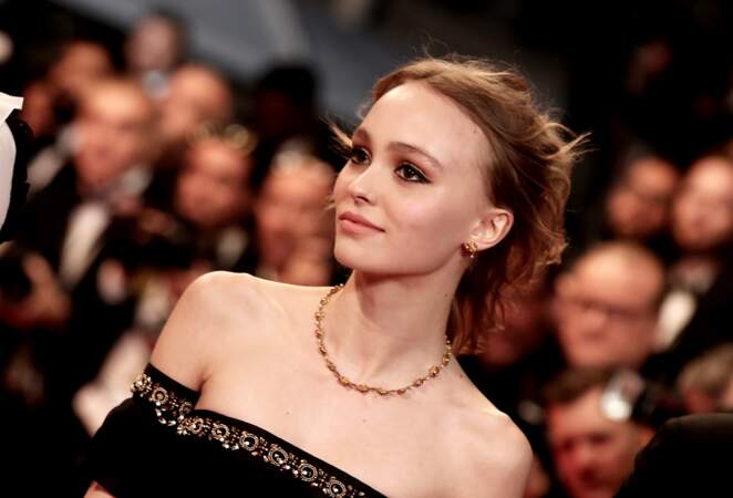 Lily-Rose Depp dévoile son top aux épaules dénudées au Festival de Cannes en 2016