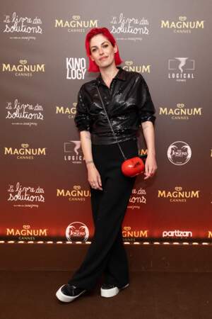 Jennifer Ayache rock et glamour lors de la soirée sur la plage Magnum au Festival de Cannes, le 21 mai 2023
