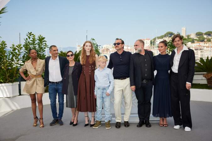 Le casting du film "Firebrand (le jeu de la reine)", réalisé par Karim Aïnouz, prend la pose lors de l'incontournable photocall du Festival de Cannes, le 22 mai 2023 