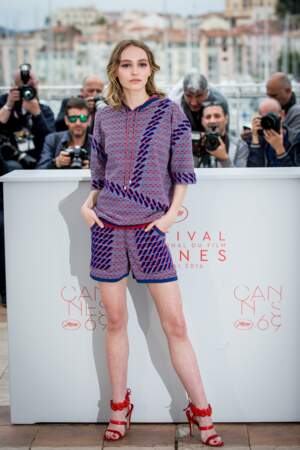 Lily-Rose Depp joue avec les nuances de couleurs au photocall du film "la danseuse" lors du Festival de Cannes en 2016