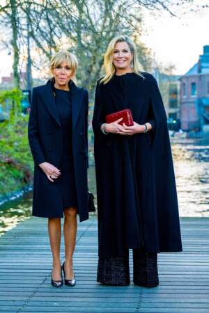 Brigitte Macron renoue avec un autre genre de robe noire à Amsterdam, le 12 avril 2023