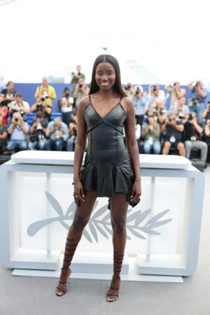 Karidja Touré sexy dans une mini-robe en cuir noir lors du photocall du jury des courts métrages au 76ème Festival International du Film de Cannes, le 23 mai 2023
