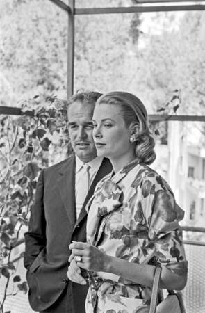 Le Prince Rainier et son épouse Grâce Kelly prennent la pose sur le balcon de l'Ambassade de Monaco lors d'une visite à Rome. Rome, en 1959 