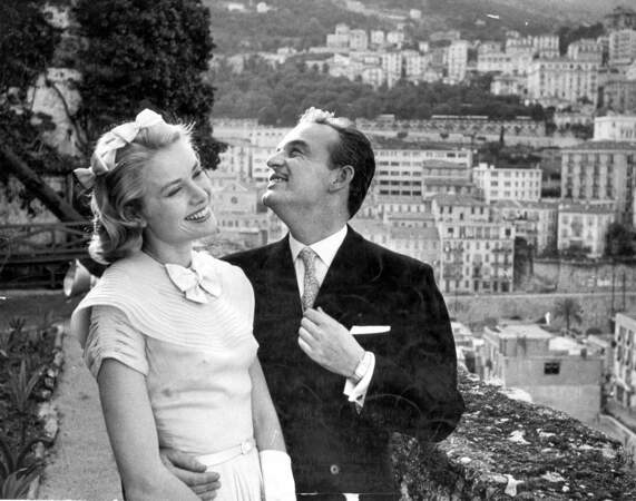 Le Prince Rainier et Grâce Kelly sont très complices en 1956, à Monaco 