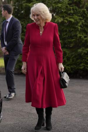 Camilla Parker Bowles et sa robe rouge vaporeuse à Aldershot, au Royaume-Uni, 31 janvier 2023