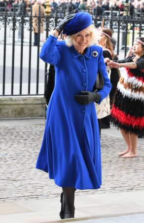 Camilla Parker Bowles est éblouissante avec un presque total-look bleu électrique signée Anna Valentine au service annuel du jour du Commonwealth, le 12 mars 2023