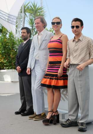 Jason Schwartzman, Wes Anderson, Scarlett Johansson, Jake Ryan complices lors du photocall du film "Asteroid City" au Festival de Cannes, le 24 mai 2023