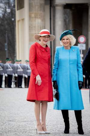 La reine consort Camilla Parker Bowles et sa robe en tweed bleue turquoise signée Bruce Oldfield pour son premier voyage en Europe du roi, le 29 mars 2023