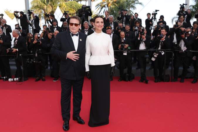 Juliette Binoche et Benoît Magimel complices lors de la montée des marches du film La Passion de Dodin Bouffant de Trần Anh Hùng au Festival de Cannes, le 24 mai 2023