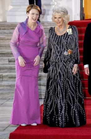 Camilla Parker Bowles est sublime avec une longue robe cristalisée de sequins lors de son premier voyage officiel en tant que reine, le 29 mars 2023