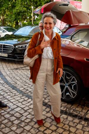 Andie MacDowell rayonnante à son arrivée à l'hôtel "Martinez" lors du 76ème Festival International du Film de Cannes, le 23 mai 2023