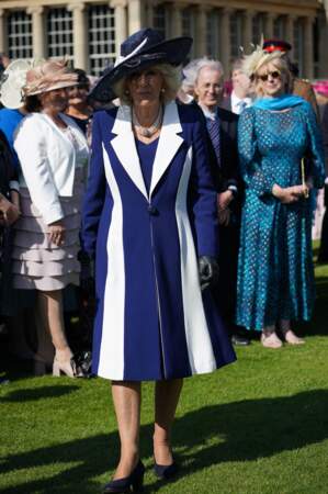 En marge du couronnement de son époux, Camilla Parker Bowles s'habille en bleu et blanc de la maison Bruce Oldfield lors d'une Garden Party, le 3 mai 2023
