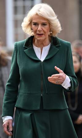 Camilla Parker Bowles et son ensemble vert, composée d'une veste et d'une jupe assortie à Londres, le 2 février 2023