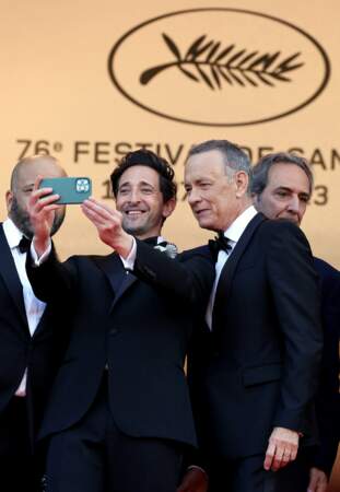 Jour 8  : Jeffrey Wright, Adrien Brody et Tom Hanks font un selfie lors de la montée des marches du film "Asteroid City" (Le 19 mai 2023, au Festival de Cannes)