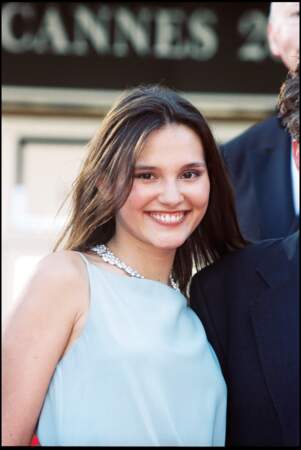 La jeune actrice âgée de 24 ans sur le cliché, dans un look très naturel, presque sans maquillage, vêtue d'une robe en satin bleue ciel et d'un collier en or blanc. 