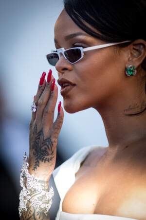 Rihanna porte un tatouage sur toute la main droite