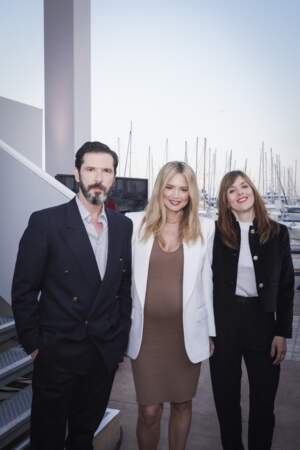 Melvil Poupaud, Virginie Efira et Valérie Donzelli souriants sur le plateau de l'émission C à vous lors du 76ème Festival de Cannes, le 23 mai 2023