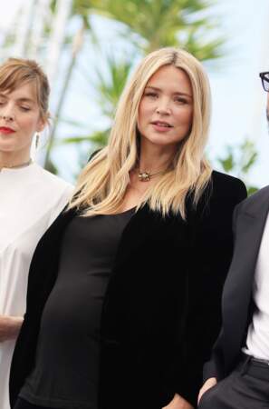 Virginie Efira enceinte dévoile son ventre bien arrondi lors du photocall du film "L'amour et les forêts (just the two of us)" au 76ème Festival International du Film de Cannes, le 24 mai 2023