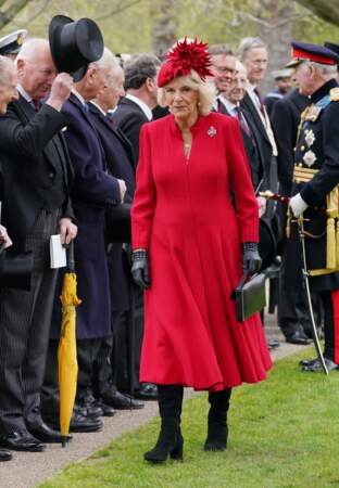 Camilla Parker Bowles aime les couleurs flashy. Elle le prouve avec un manteau rouge de la marque Fiona Clare Couture à Buckingham Palace à Londres, le 27 avril 2023