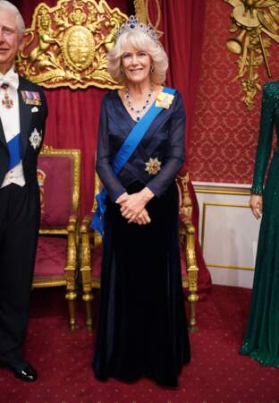 Camilla Parker Bowles fait son entrée au musée de cire "Madame Tussauds" à Londres, le 26 avril 2023. Pour cela, elle porte une longue robe ainsi qu'une écharpe portée en diagonale