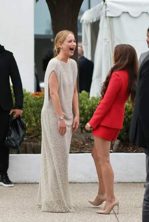Jour 6  : Jennifer Lawrence et Justine Ciarrocchi en fou rire lors du photocall de "Bread and Roses" (Le 21 mai 2023, au Festival de Cannes)