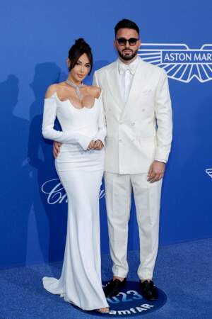 Nabilla Benattia et son mari Thomas Vergara parfaitement assortis dans des looks blancs lors du gala de l’AmFar 2023 à l’Hôtel du Cap-Eden-Roc, en marge du 76ème Festival International du Film de Cannes, le 25 mai 2023. 