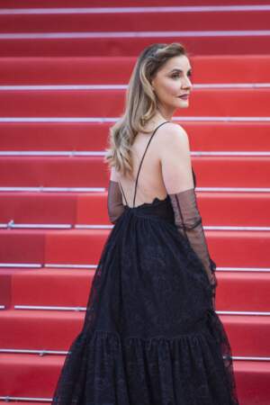 Clotilde Courau divine dans une robe en dentelle noire pour la montée des marches du film 'L'été dernier" de Catherine Breillat au 76ème Festival de Cannes, le 25 mai 2023