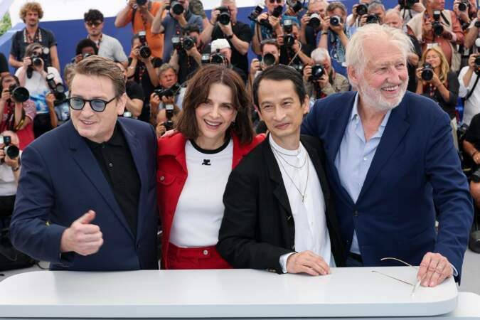 Benoît Magimel, Juliette Binoche, le réalisateur Tran Anh Hung et Pierre Gagnaire lors du photocall du film "La Passion de Dodin Bouffant" au 76ème Festival de Cannes, le 25 mai 2023