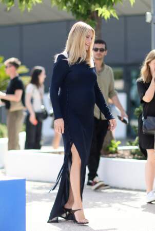 Virginie Efira sensuelle et élégante dans une longue robe noire fendue dévoile son joli jeu de jambes au Festival de Cannes, le 26 mai 2023