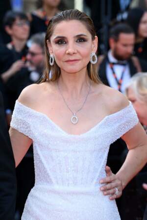 Clotilde Courau divine dans une robe blanche sertie de paillettes au Festival de Cannes, le 26 mai 2023