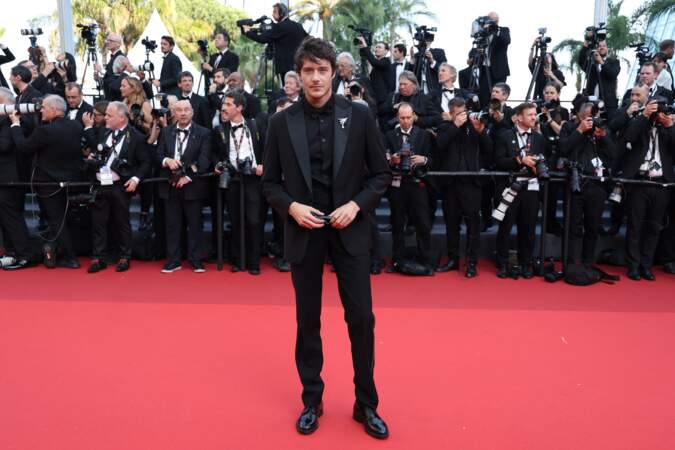 César Domboy foule le tapis rouge pour la projection du film "Asteroid City" à Cannes le 23 mai 2023