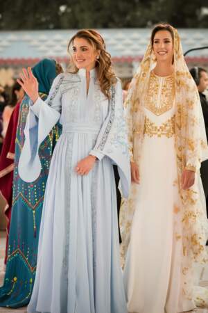 Rajwa Al Saif pose au côté de Rania de Jordanie au palais royal à Amman (Jordanie), le 22 mai 2023