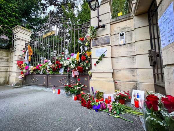 Le lendemain du décès de Tina Turner, les fans fleurissent sa demeure en Suisse, le 25 mai 2023