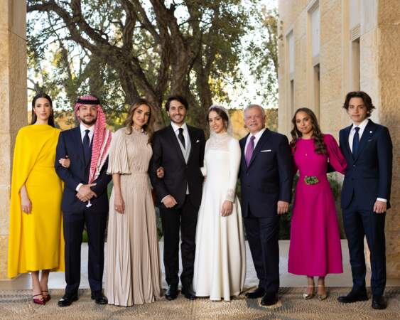 Rajwa Al Saif porte une longue robe, style cape au mariage de la princesse Iman de Jordanie et de Jameel Alexander Thermiotis à Amman, le 12 mars 2023