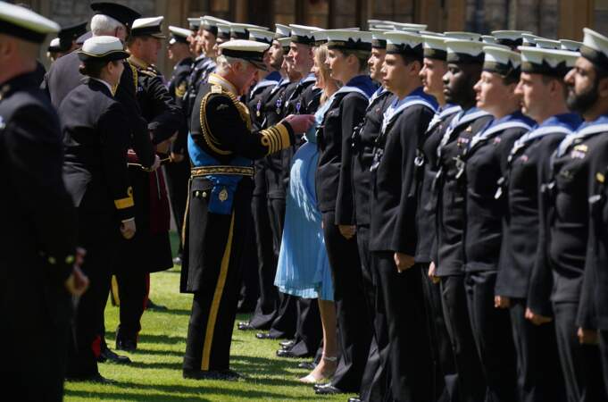 Le roi Charles III remet l’ordre royal de Victoria aux marins qui ont participé aux funérailles d’Elizabeth II, le 30 mai 2023
