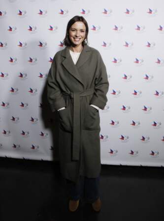 Isabelle Ithurburu noue son long manteau à la taille à Paris, le 5 décembre 2022